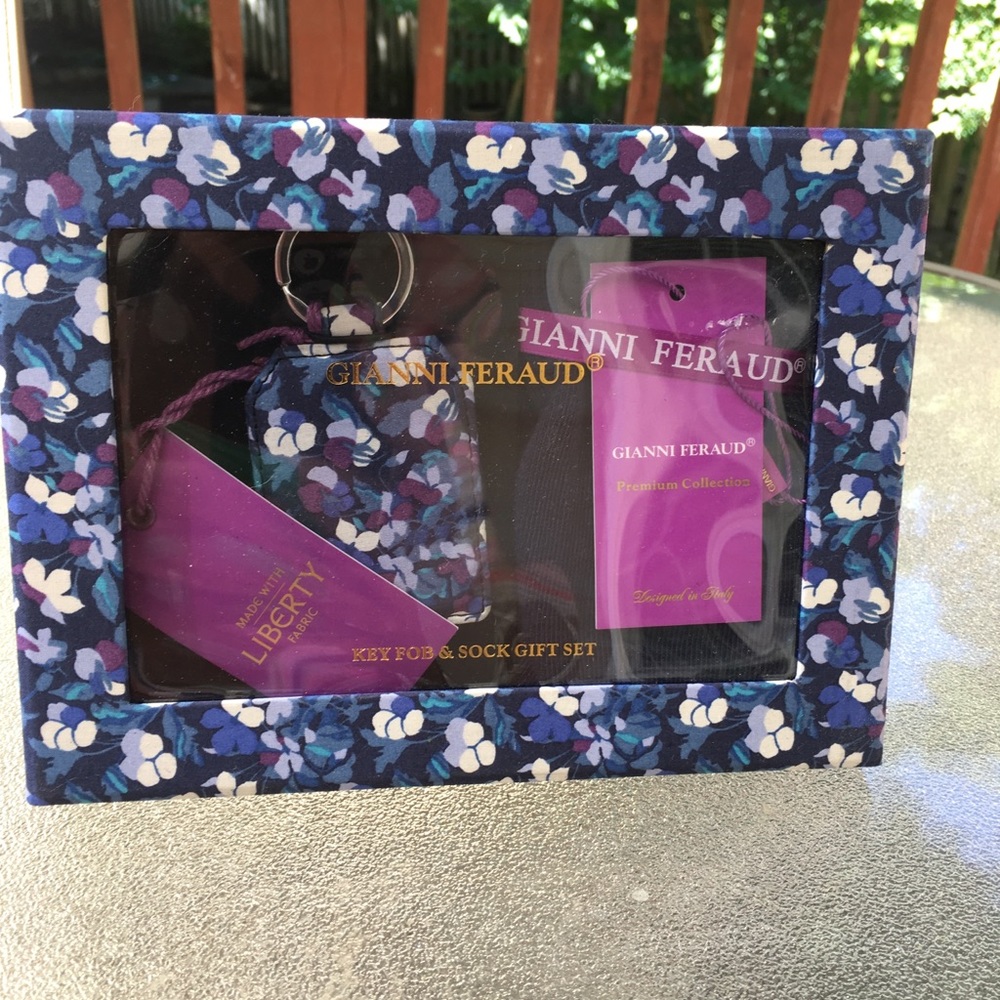 Gianni Feraud key fob & sock gift set